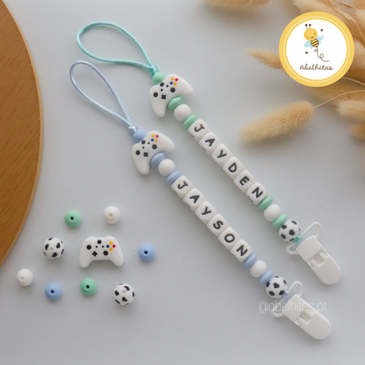 Prendedor de chupeta com nome - Comando jogo branco