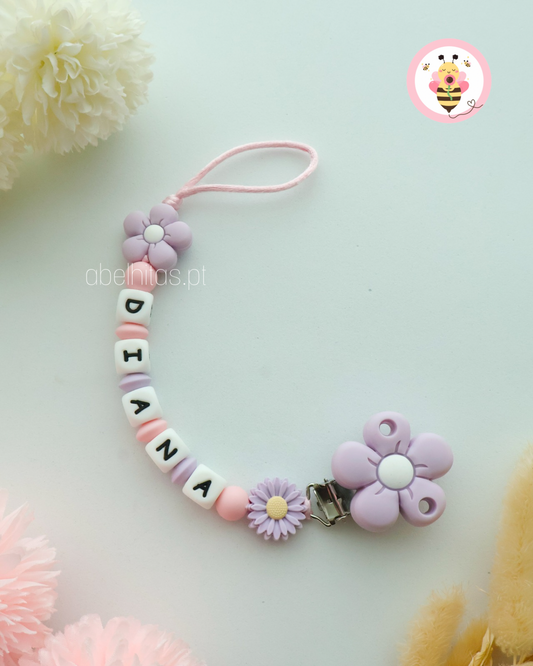 Prendedor de chupeta com nome - Flores lilás