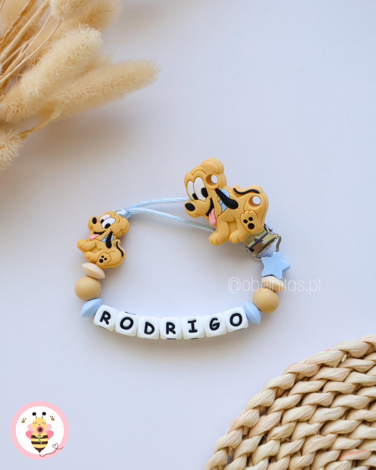 Prendedor de chupeta com nome - Pluto