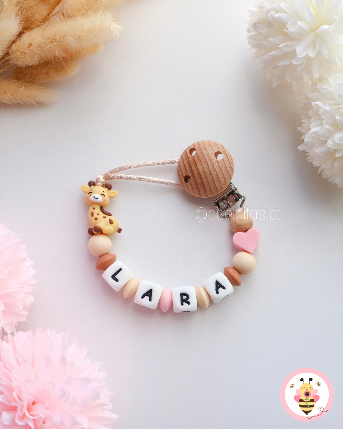 Prendedor de chupeta com nome - Girafa