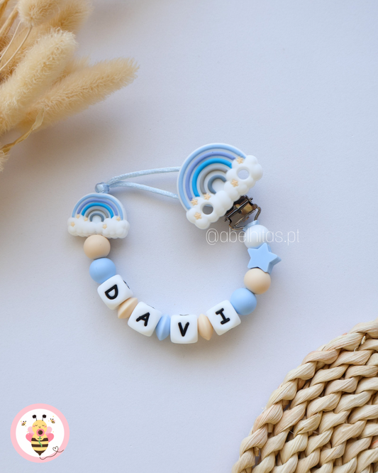 Prendedor de chupeta com nome - Arco-íris azul