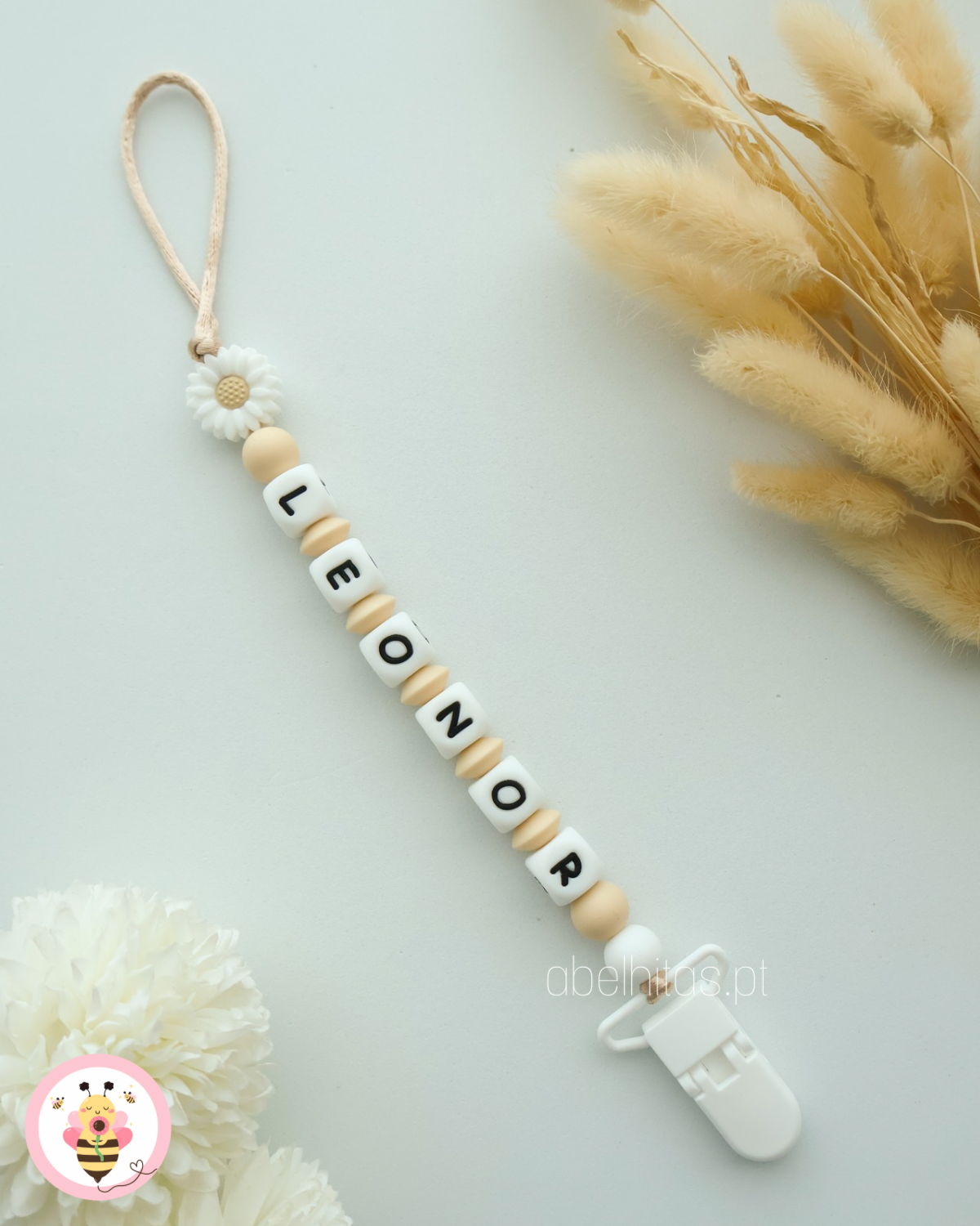 Prendedor de chupeta com nome - Flor branca