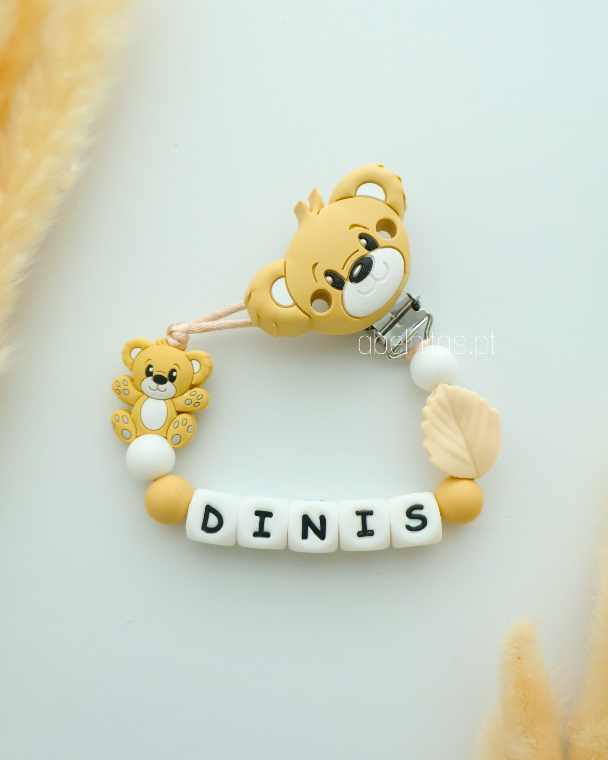 Prendedor de chupeta com nome - Urso e folha bege