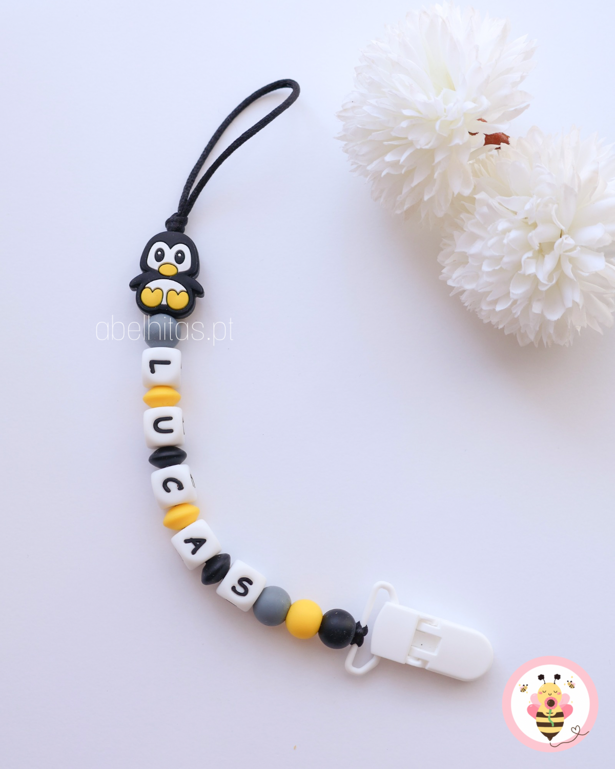 Prendedor de chupeta com nome - Pinguim