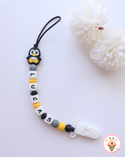 Prendedor de chupeta com nome - Pinguim