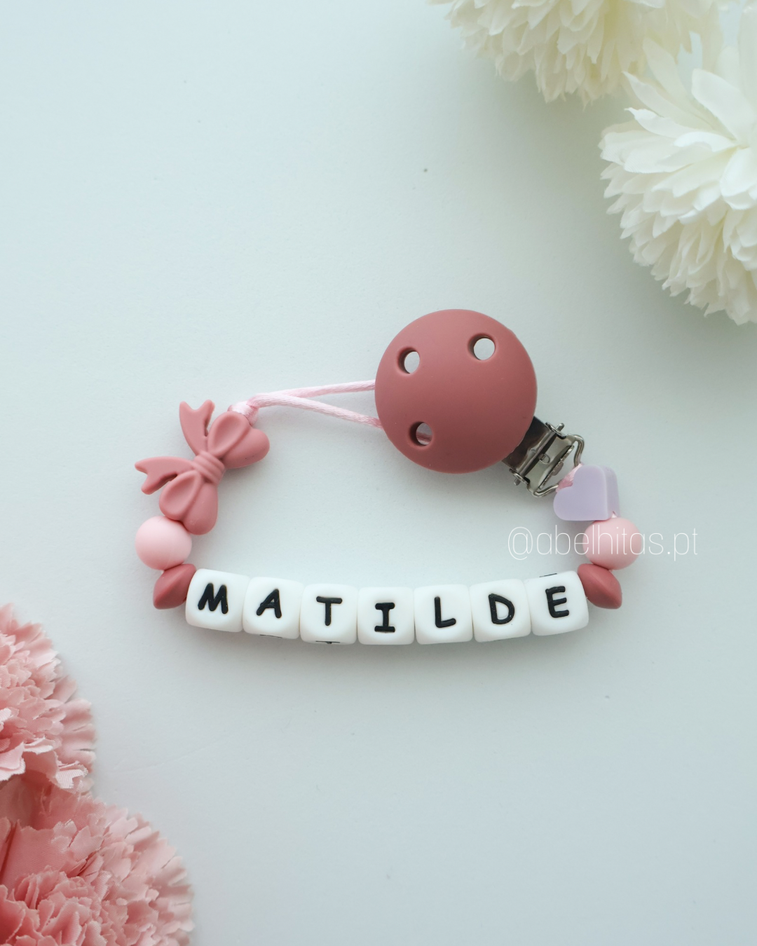Prendedor de chupeta com nome - Laço rosa escuro