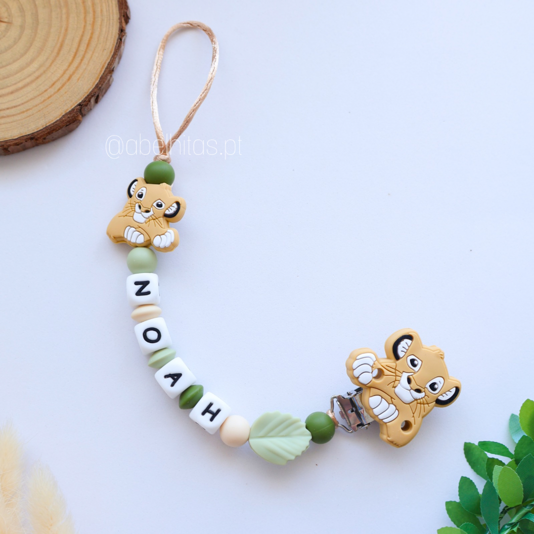 Prendedor de chupeta com nome - Simba