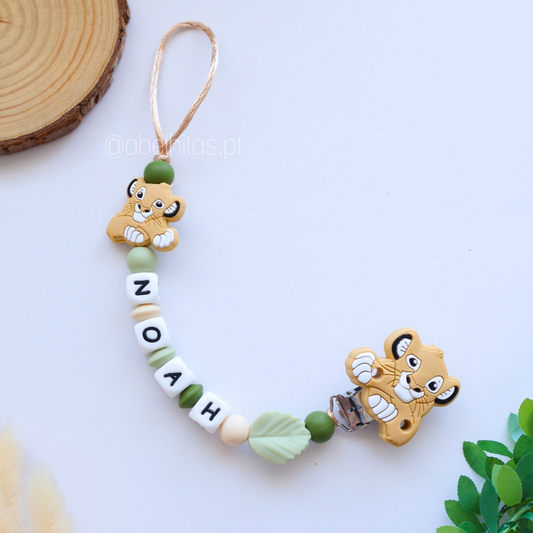Prendedor de chupeta com nome - Simba