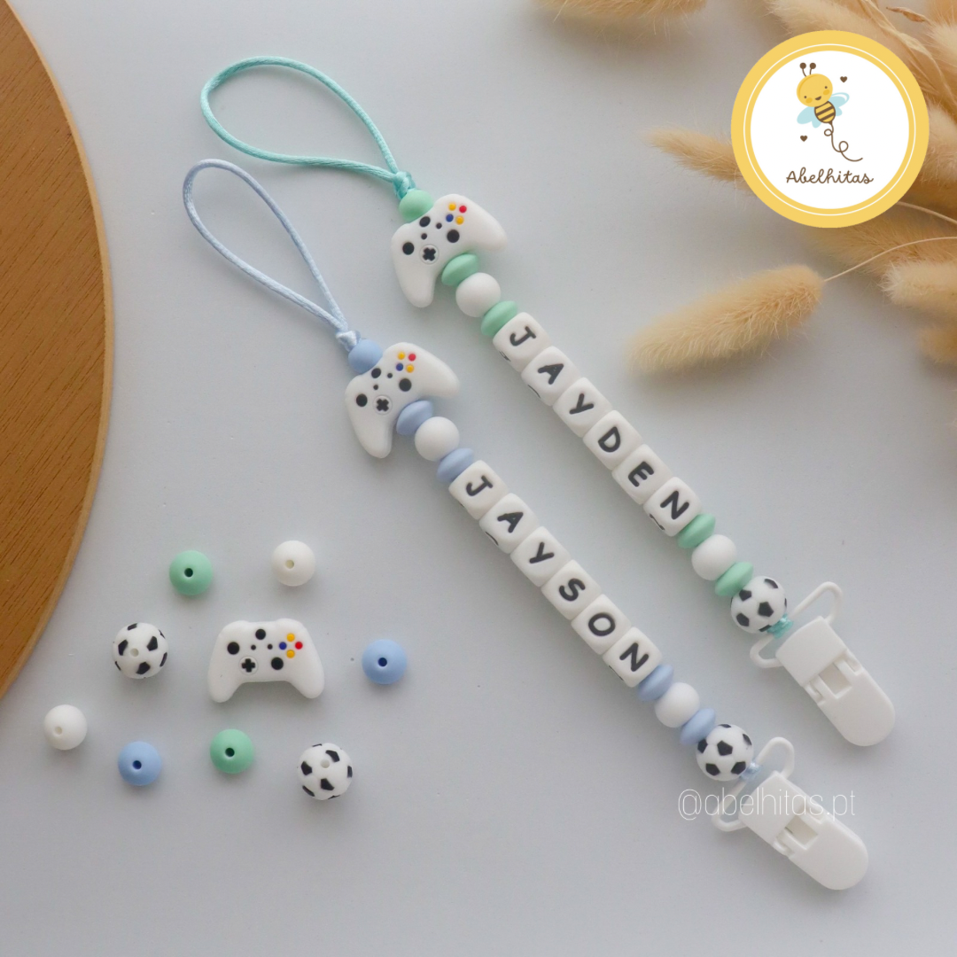 Prendedor de chupeta com nome - Comando jogo branco