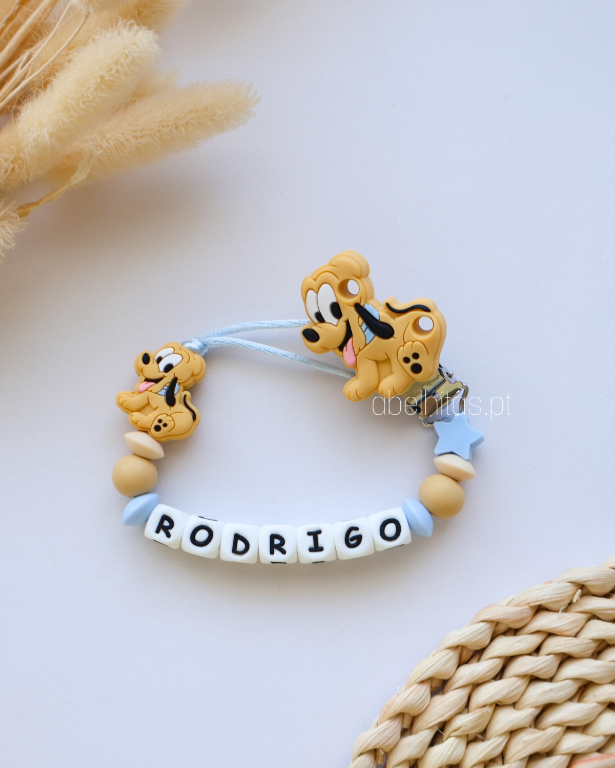 Prendedor de chupeta com nome - Pluto