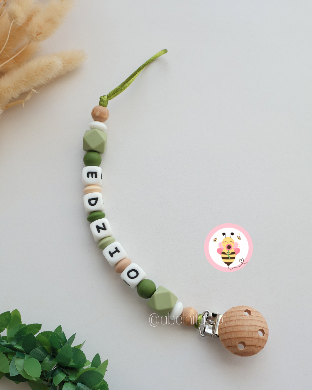 Prendedor de chupeta com nome - Hexágonos verdes