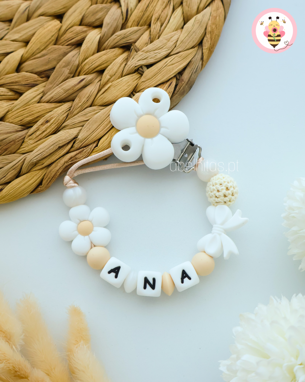 Prendedor de chupeta com nome - Flor branca