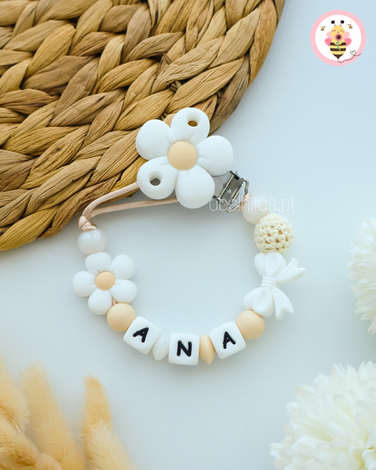 Prendedor de chupeta com nome - Flor branca