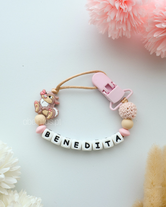 Prendedor de chupeta com nome - Miss Tambor