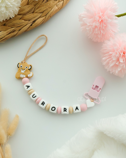 Prendedor de chupeta com nome - Simba