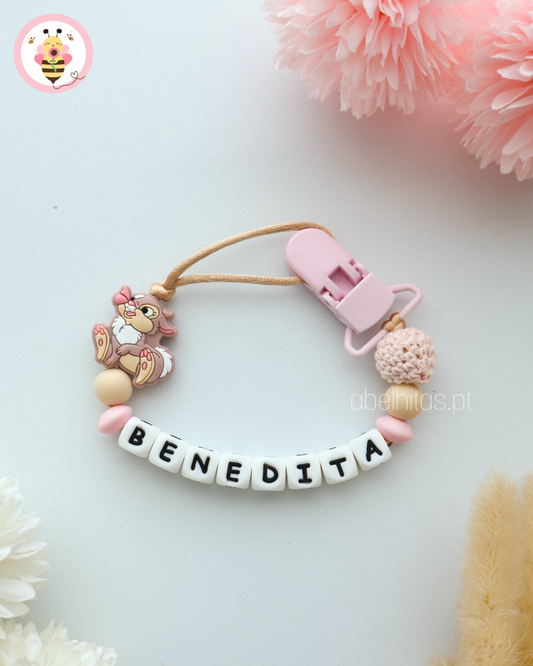 Prendedor de chupeta com nome - Miss Tambor
