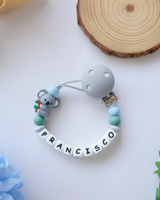 Prendedor de chupeta com nome - Coala