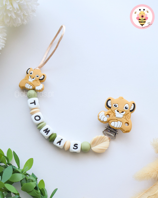 Prendedor de chupeta com nome - Simba