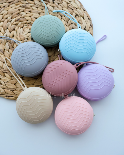 Bolsa porta-chupetas com fecho simples