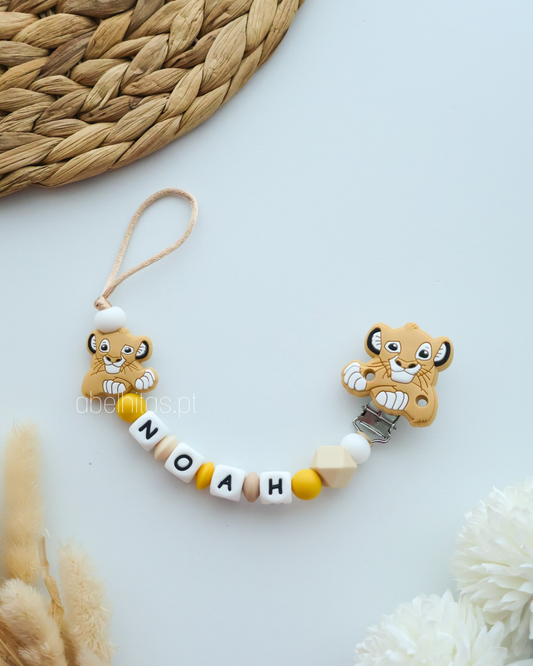 Prendedor de chupeta com nome - Simba