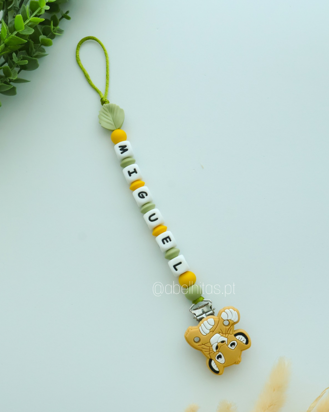 Prendedor de chupeta com nome - Folha e Simba