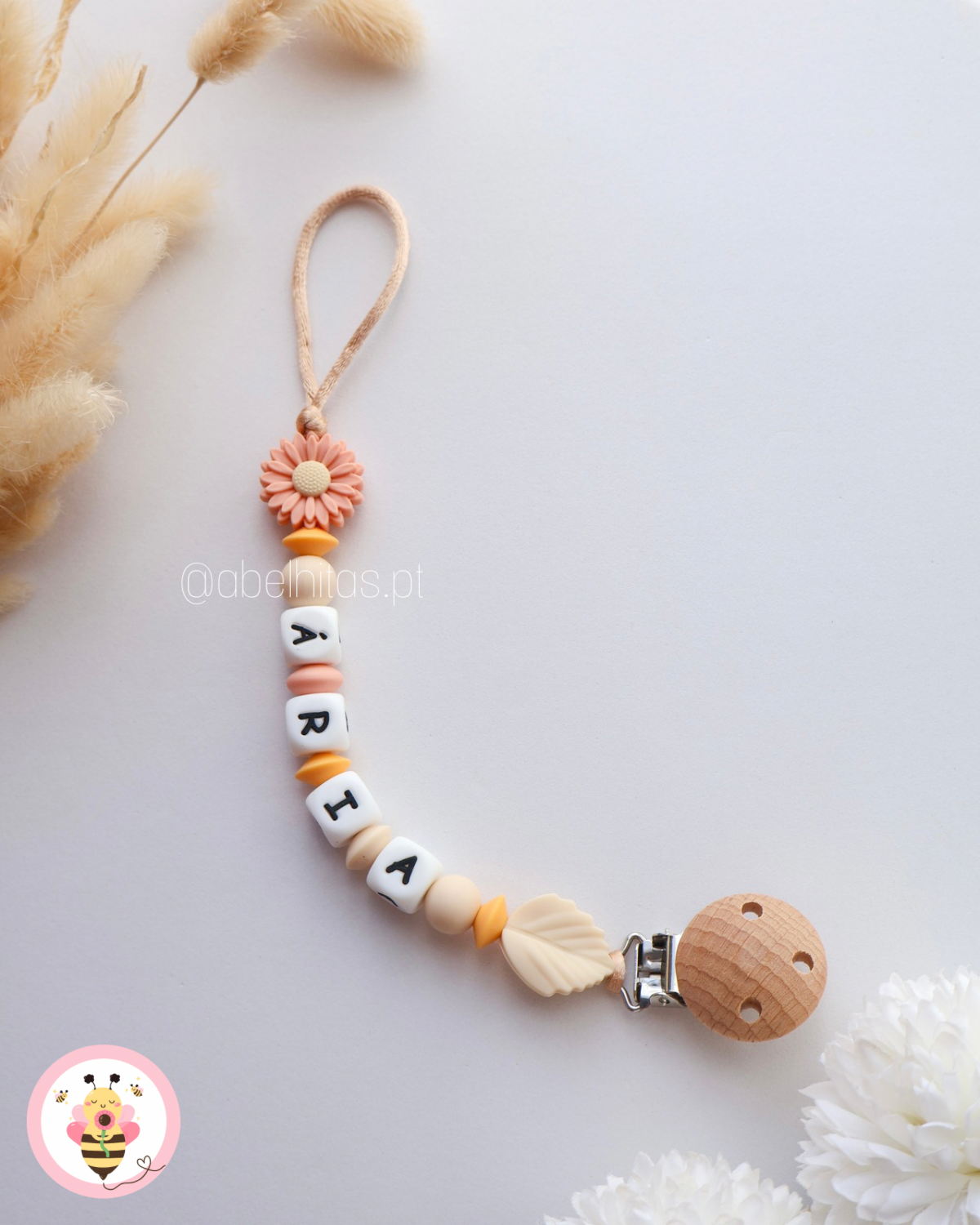 Prendedor de chupeta com nome - Flor