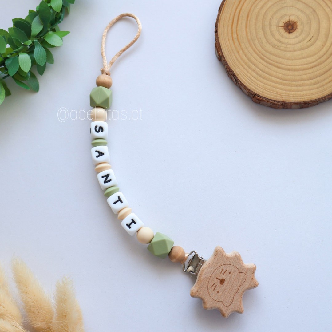 Prendedor de chupeta com nome - Leão madeira