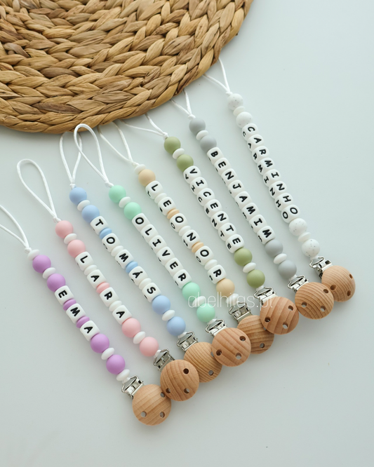 Prendedor de chupeta com nome simples