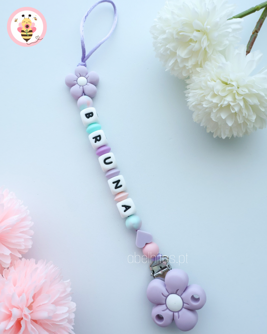 Prendedor de chupeta com nome - Flor lilás
