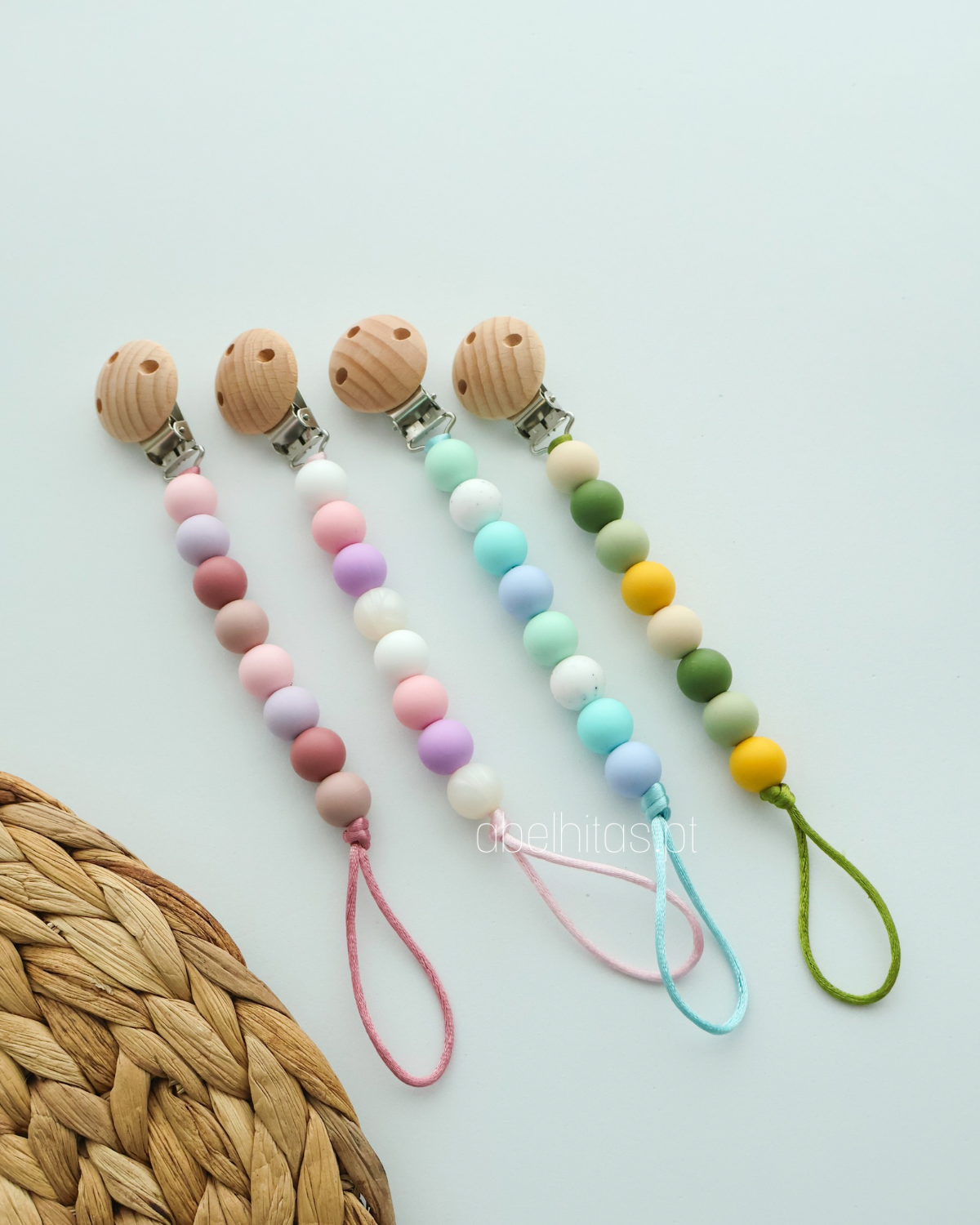 Prendedor de chupeta sem nome - simples colorido